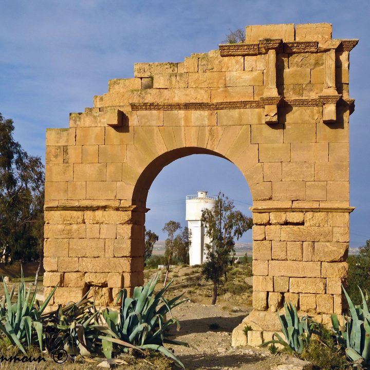 Les arcs et les colonnes romains en Tunisie