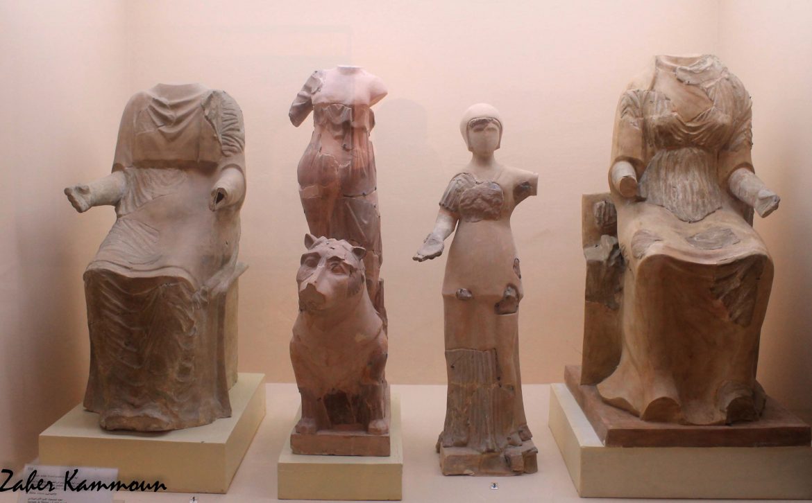 Déesses assises, Atagartis déesse orientale symbole de fécondité, sur un lion, Athéna, 1er siècle après J.C. Musée de Nabeul