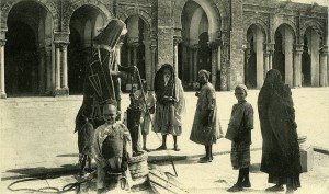 1280px-Wells_-_Mosque_of_Kairouan_-_Postcard_1900