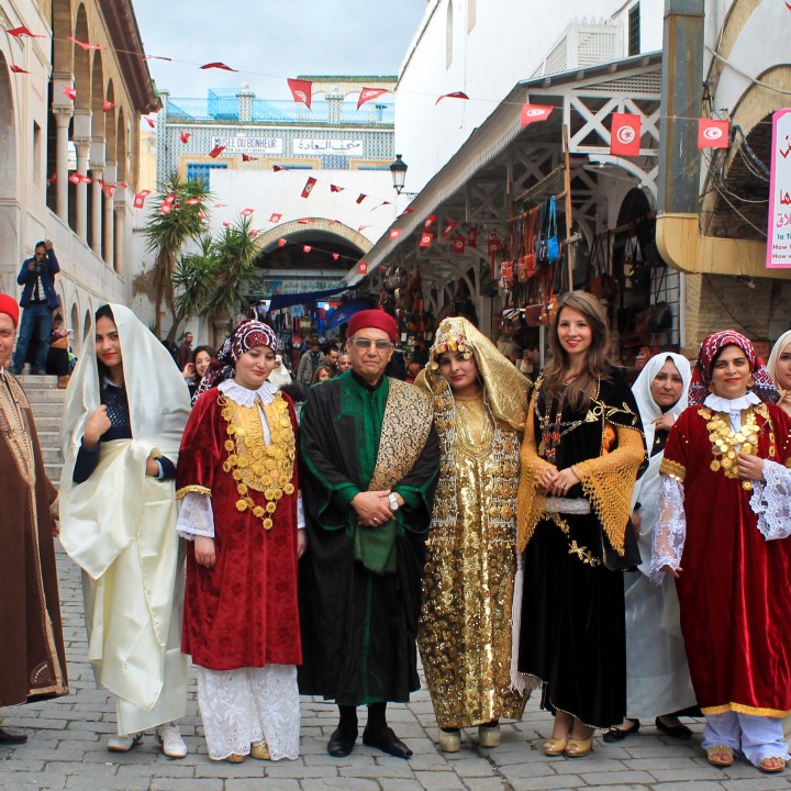 Le costume traditionnel Sfaxien dans la médina de Tunis