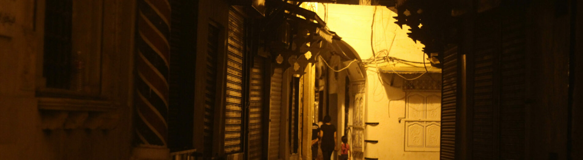 La médina de Tunis la nuit مدينة تونس في الليل